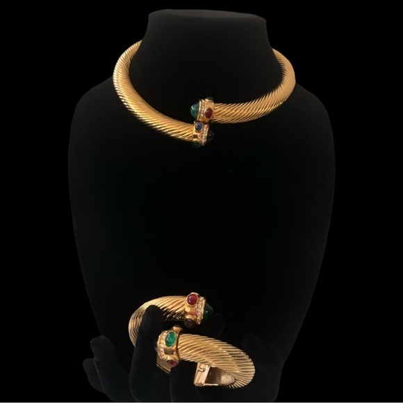 Givenchy Jewel Twist Cable Hinge
Torque Necklace and bracelet set 1980’s - Picture 2 of 15